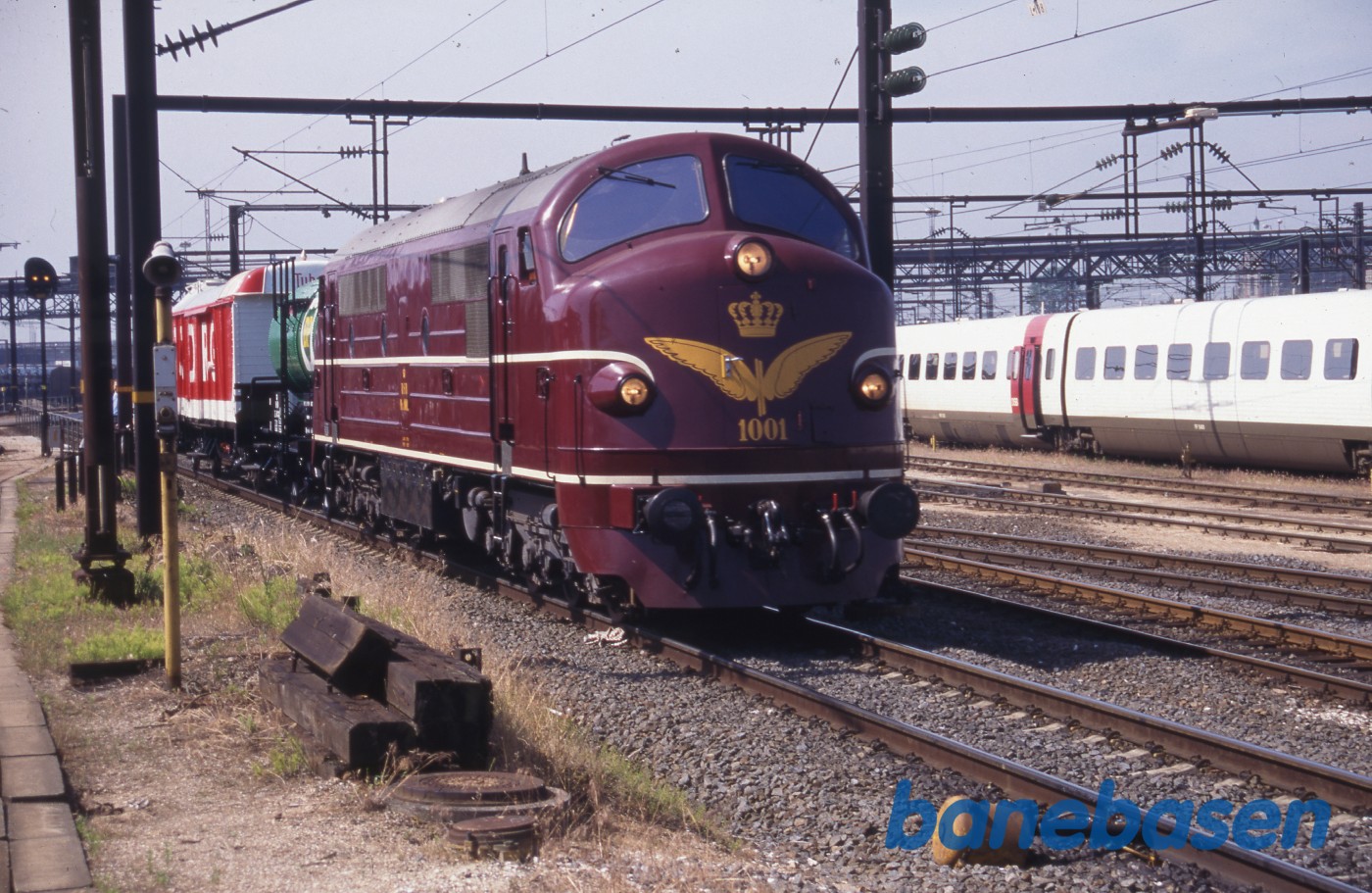 Mx-tog på vej ind på stationen Mx-tog på vej ind på stationen