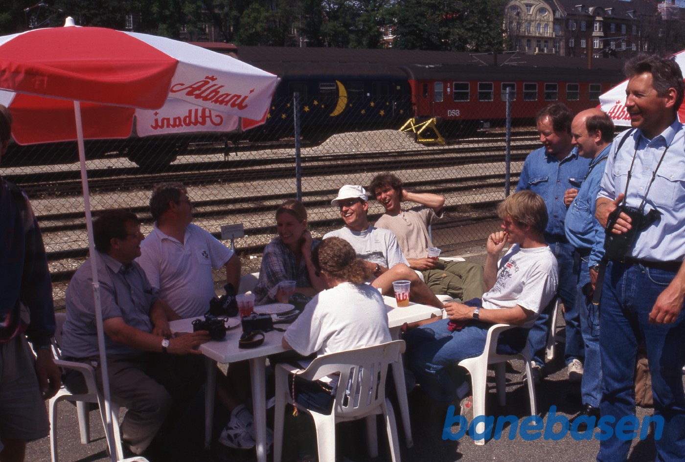 En række klubmedlemmer hygger sig med fadøl En række klubmedlemmer hygger sig med fadøl