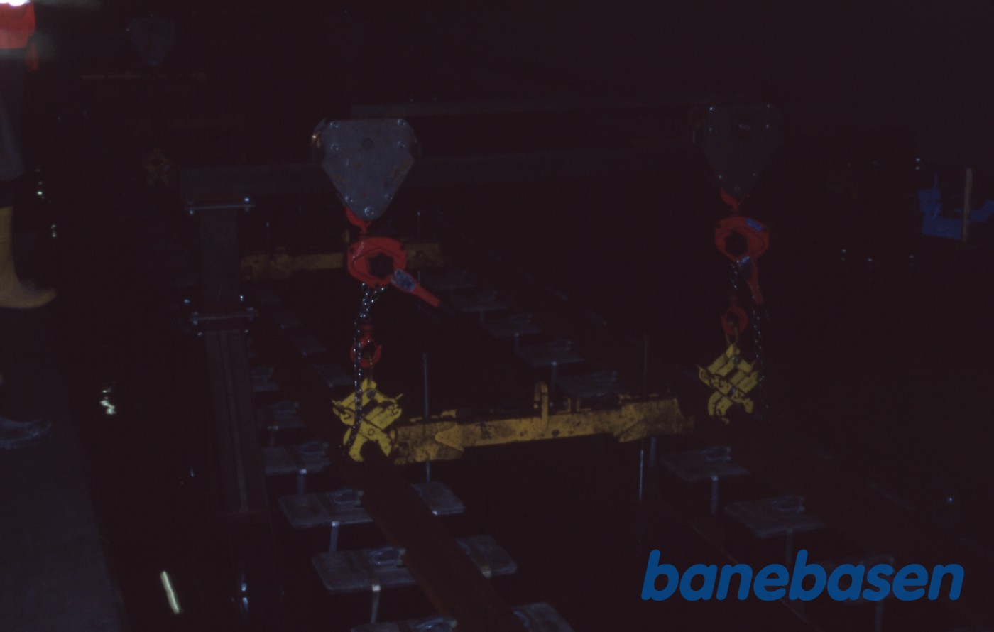 Jernbane tunnelen. Svellerne støbes fast Jernbane tunnelen. Svellerne støbes fast