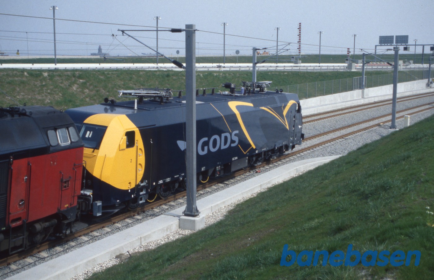 Det helt nye lokomotiv er transporteret til tunnelmundingen af MZ Det helt nye lokomotiv er transporteret til tunnelmundingen af MZ