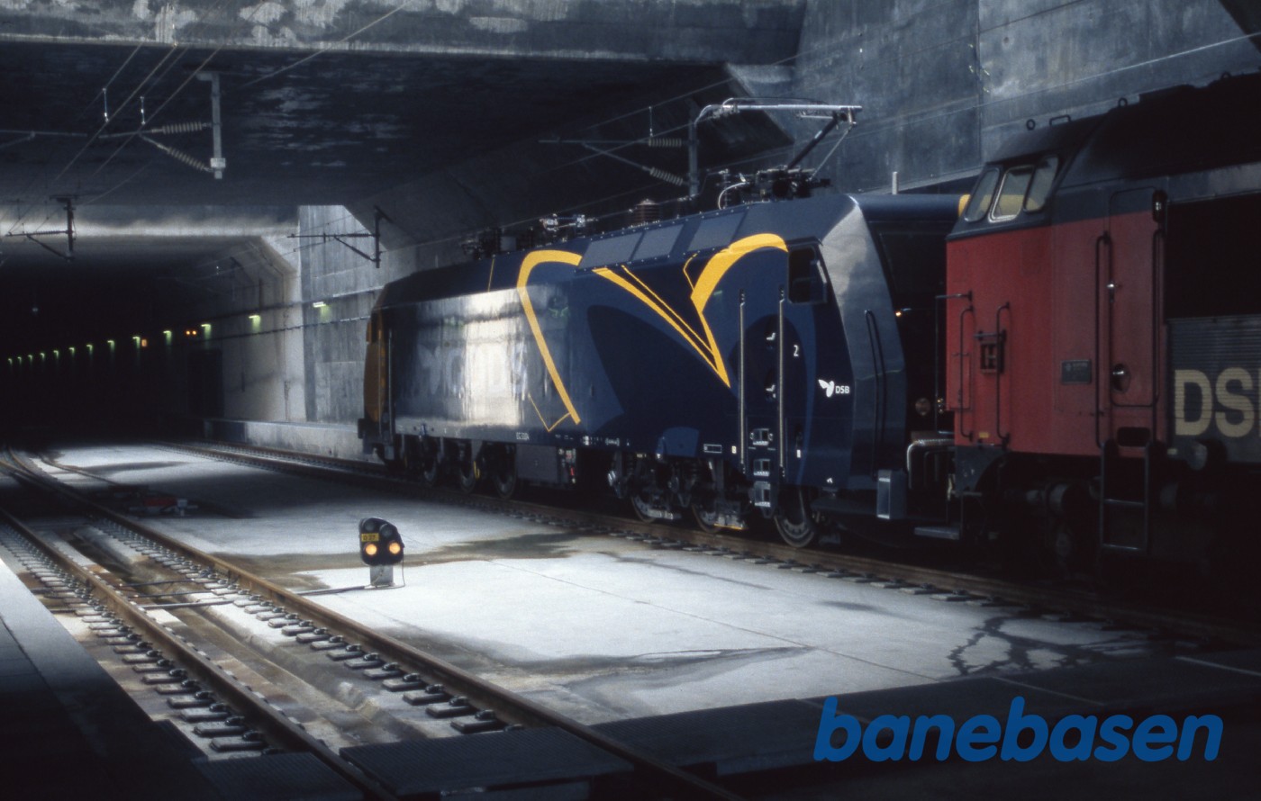 Det helt nye lokomotiv er transporteret til tunnelmundingen af MZ Det helt nye lokomotiv er transporteret til tunnelmundingen af MZ