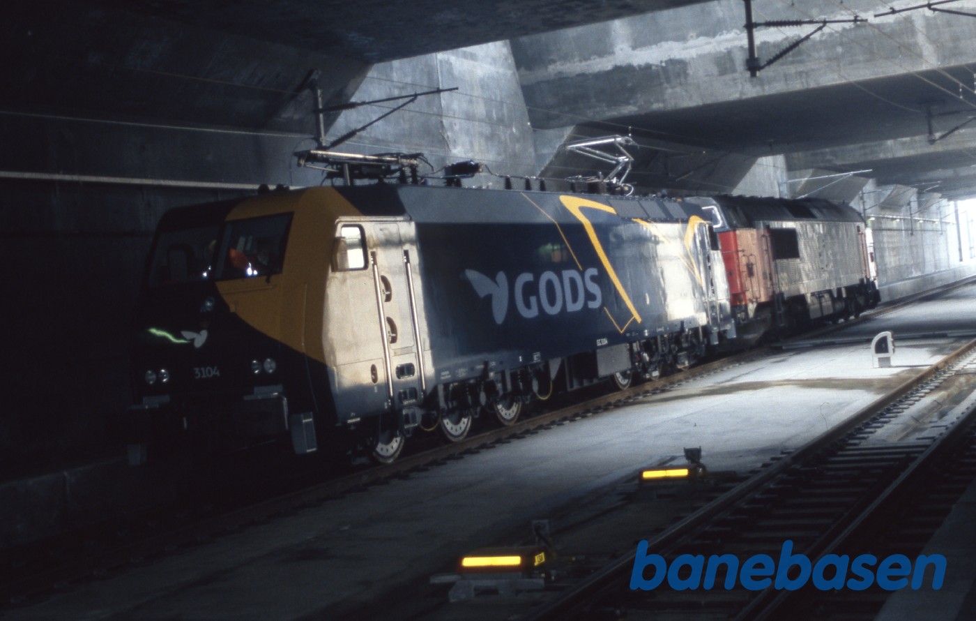 Det helt nye lokomotiv er transporteret til tunnelmundingen af MZ Det helt nye lokomotiv er transporteret til tunnelmundingen af MZ