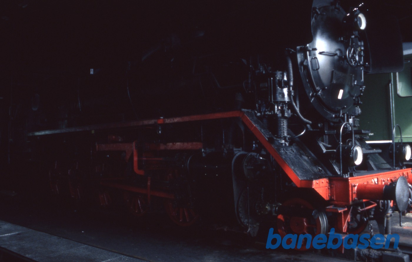 Et damplokomotiv i portåbningen til en remise et ukendt sted Et damplokomotiv i portåbningen til en remise et ukendt sted