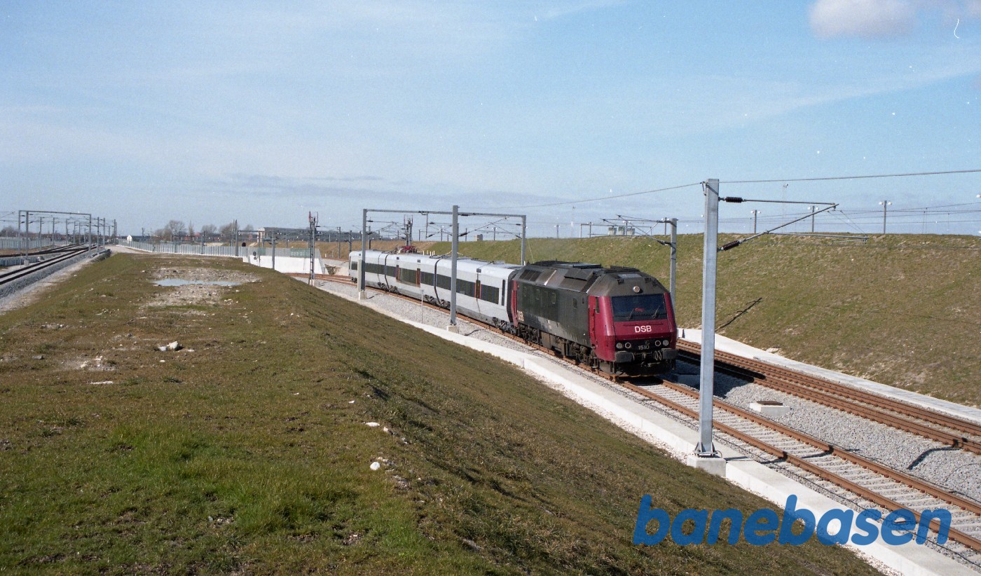 Et diesellokomotiv har trukket prøvetoget ned til tunnelmundingen Et diesellokomotiv har trukket prøvetoget ned til tunnelmundingen