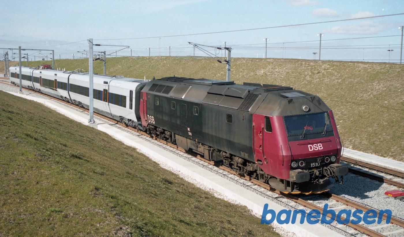 Et diesellokomotiv har trukket prøvetoget ned til tunnelmundingen Et diesellokomotiv har trukket prøvetoget ned til tunnelmundingen