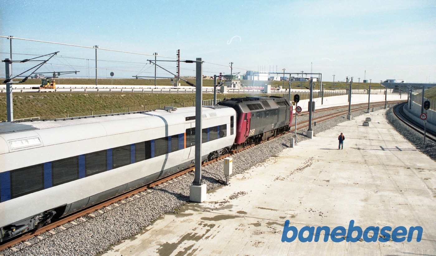 Et diesellokomotiv har trukket prøvetoget ned til tunnelmundingen Et diesellokomotiv har trukket prøvetoget ned til tunnelmundingen