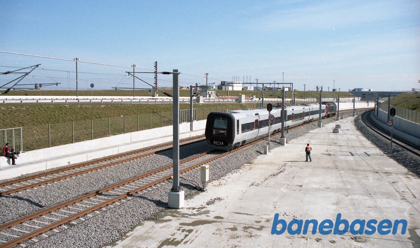 Et diesellokomotiv har trukket prøvetoget ned til tunnelmundingen Et diesellokomotiv har trukket prøvetoget ned til tunnelmundingen