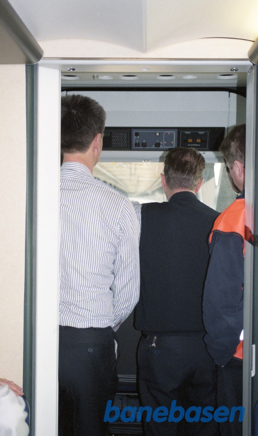 Der er ofte mange test vidner i førerrummet under prøvekørslerne Der er ofte mange test vidner i førerrummet under prøvekørslerne