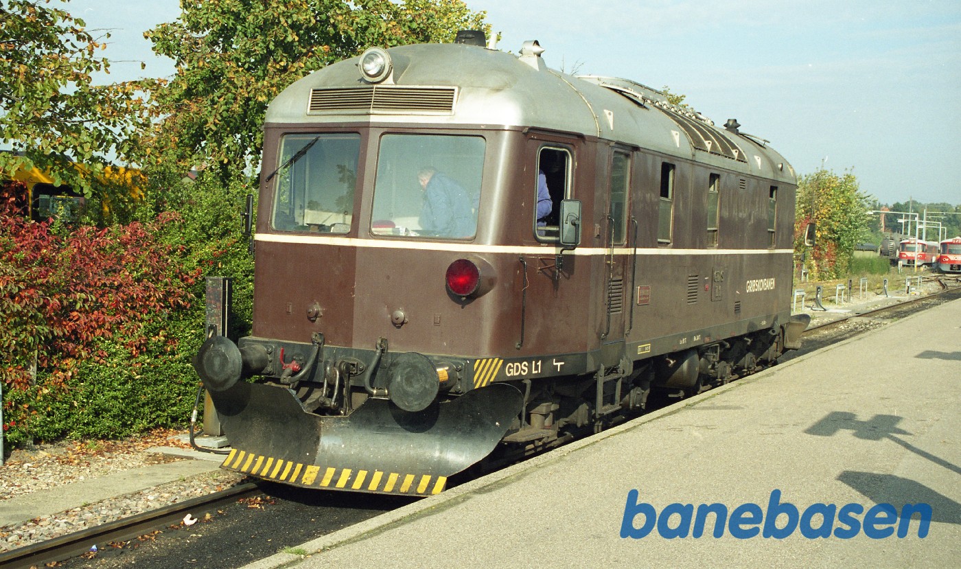 Lokomotivet ved perron, klar til at køre til Græsted Lokomotivet ved perron, klar til at køre til Græsted