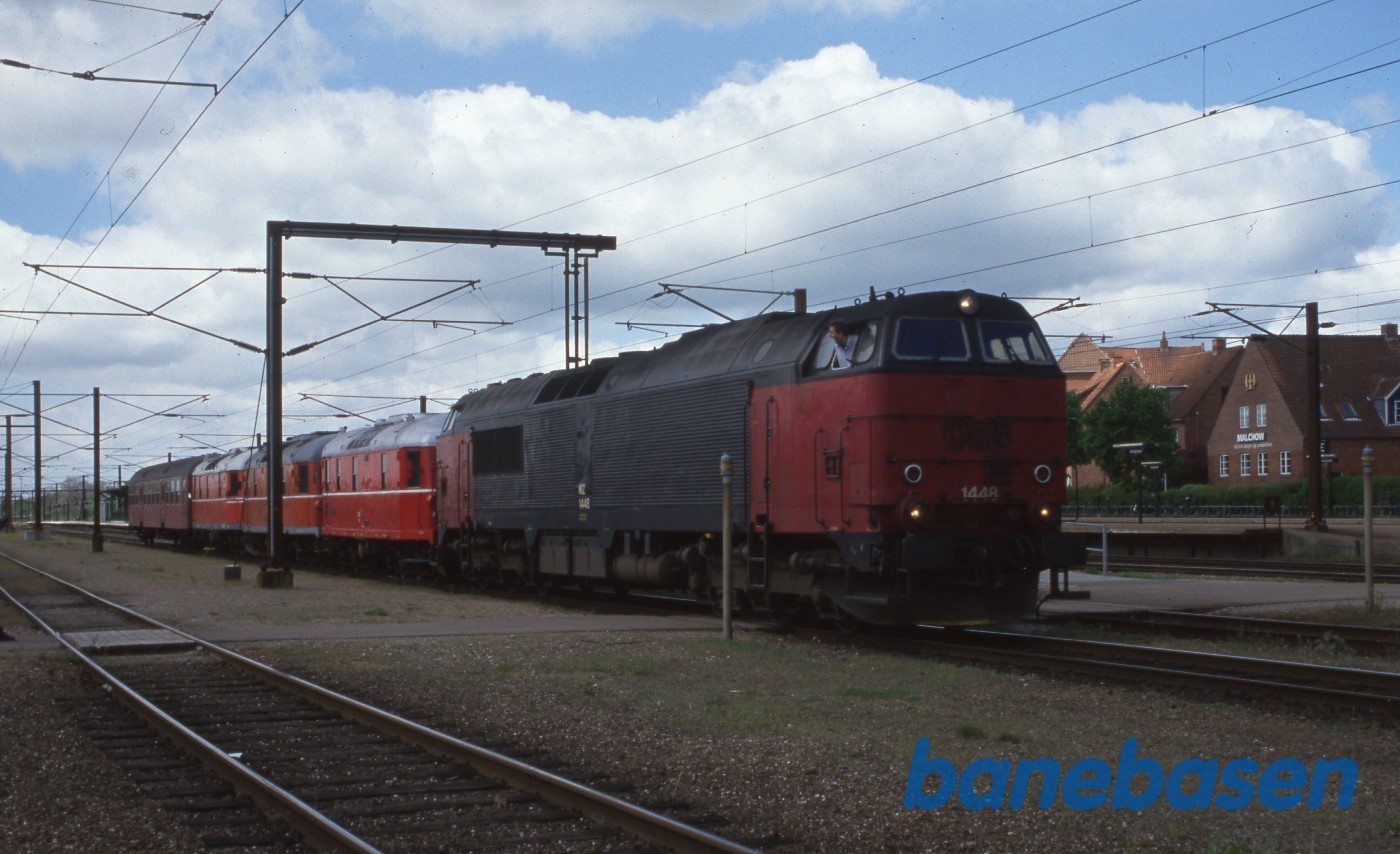 Materieltransporten ankommet fra Slagelse, hvor OHJ 24 blev koblet på, med 3 af lokomotiverne Materieltransporten ankommet fra Slagelse, hvor OHJ 24 blev koblet på, med 3 af lokomotiverne