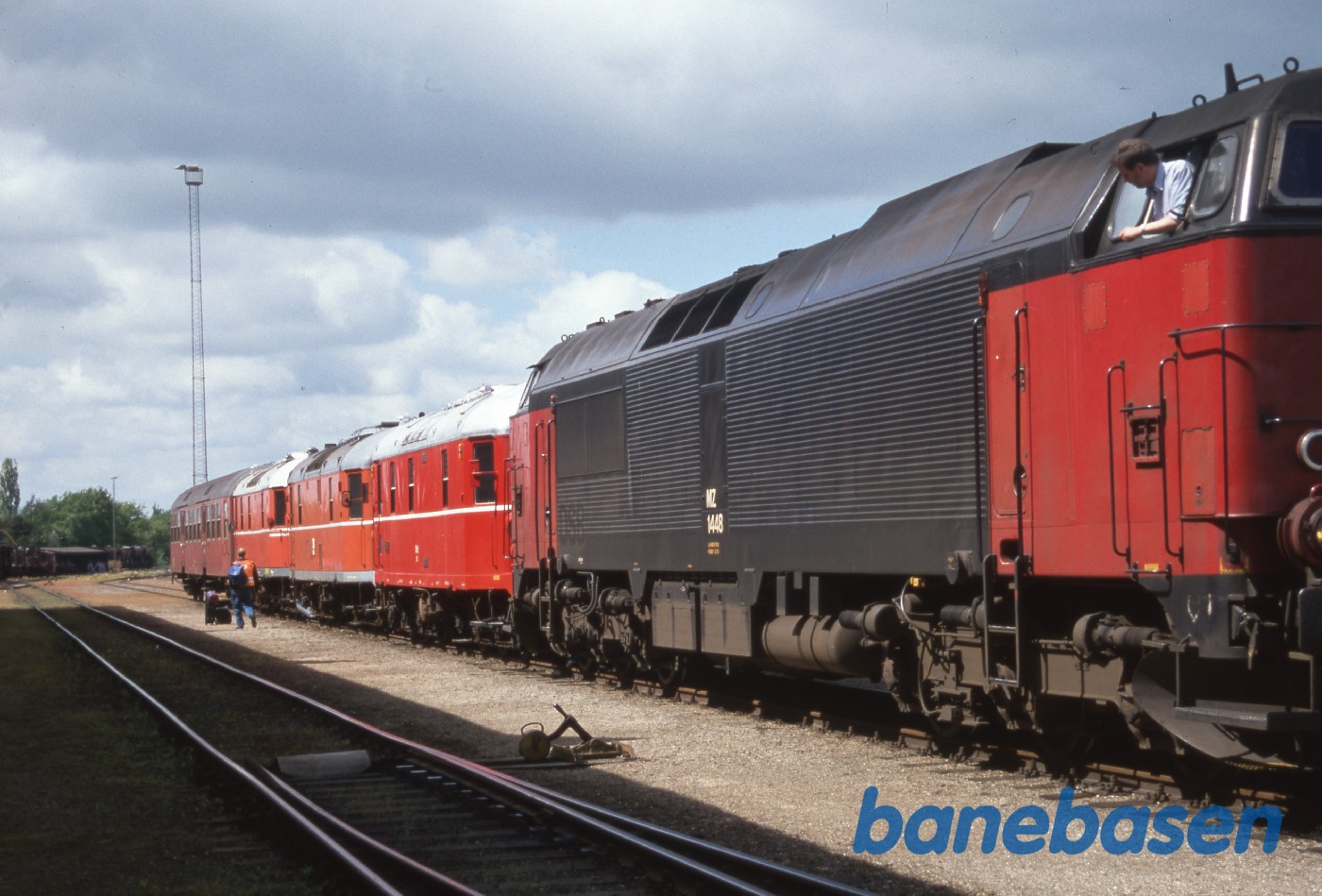 Materieltransporten ankommet fra Slagelse, hvor OHJ 24 blev koblet på, med 3 af lokomotiverne Materieltransporten ankommet fra Slagelse, hvor OHJ 24 blev koblet på, med 3 af lokomotiverne