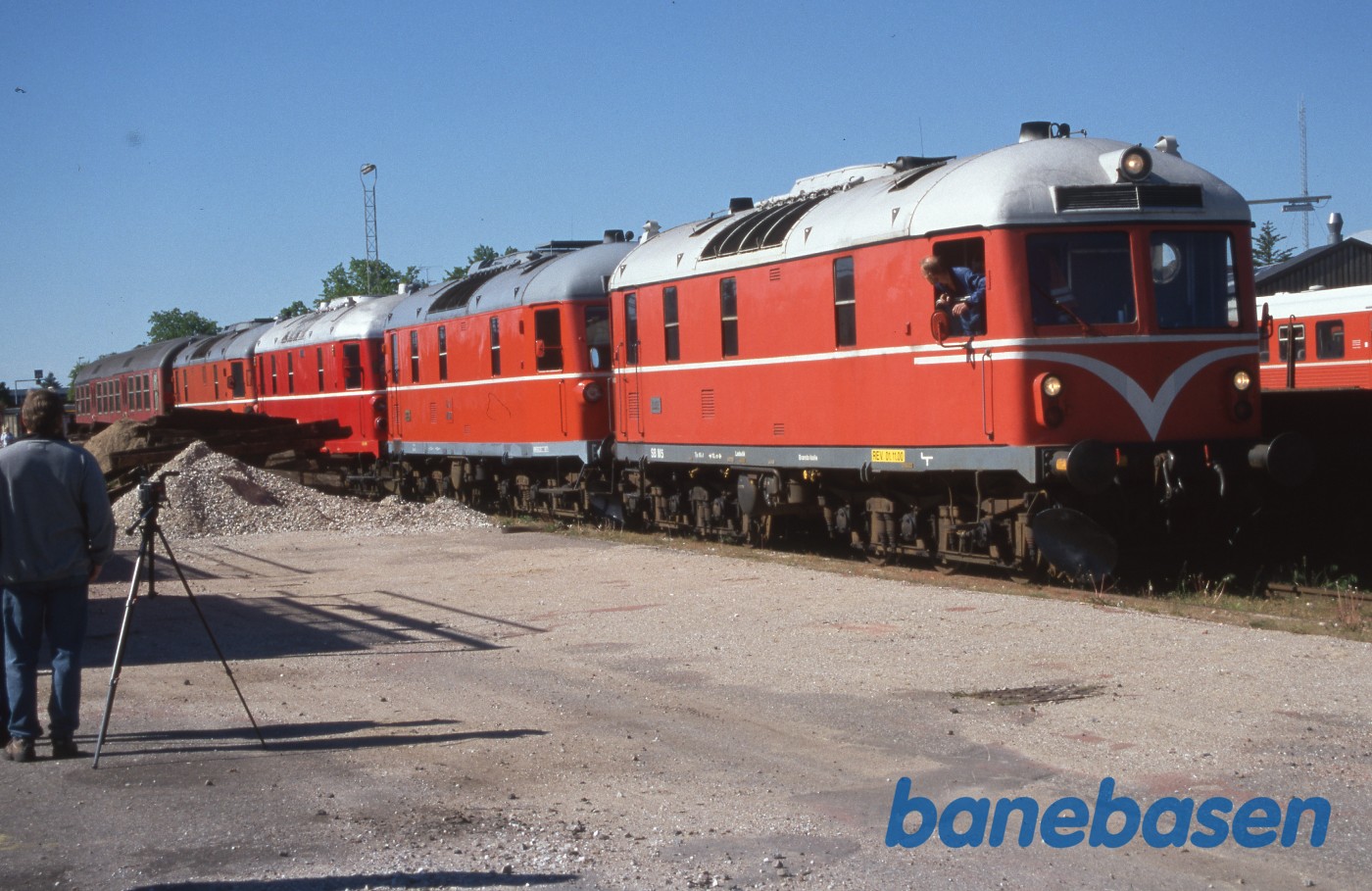 De 4 lokomotiver er ankommet til Hillerød, hvor MZ 1448 er kørt væk og NSJV overtaget operatøransvaret De 4 lokomotiver er ankommet til Hillerød, hvor MZ 1448 er kørt væk og NSJV overtaget operatøransvaret