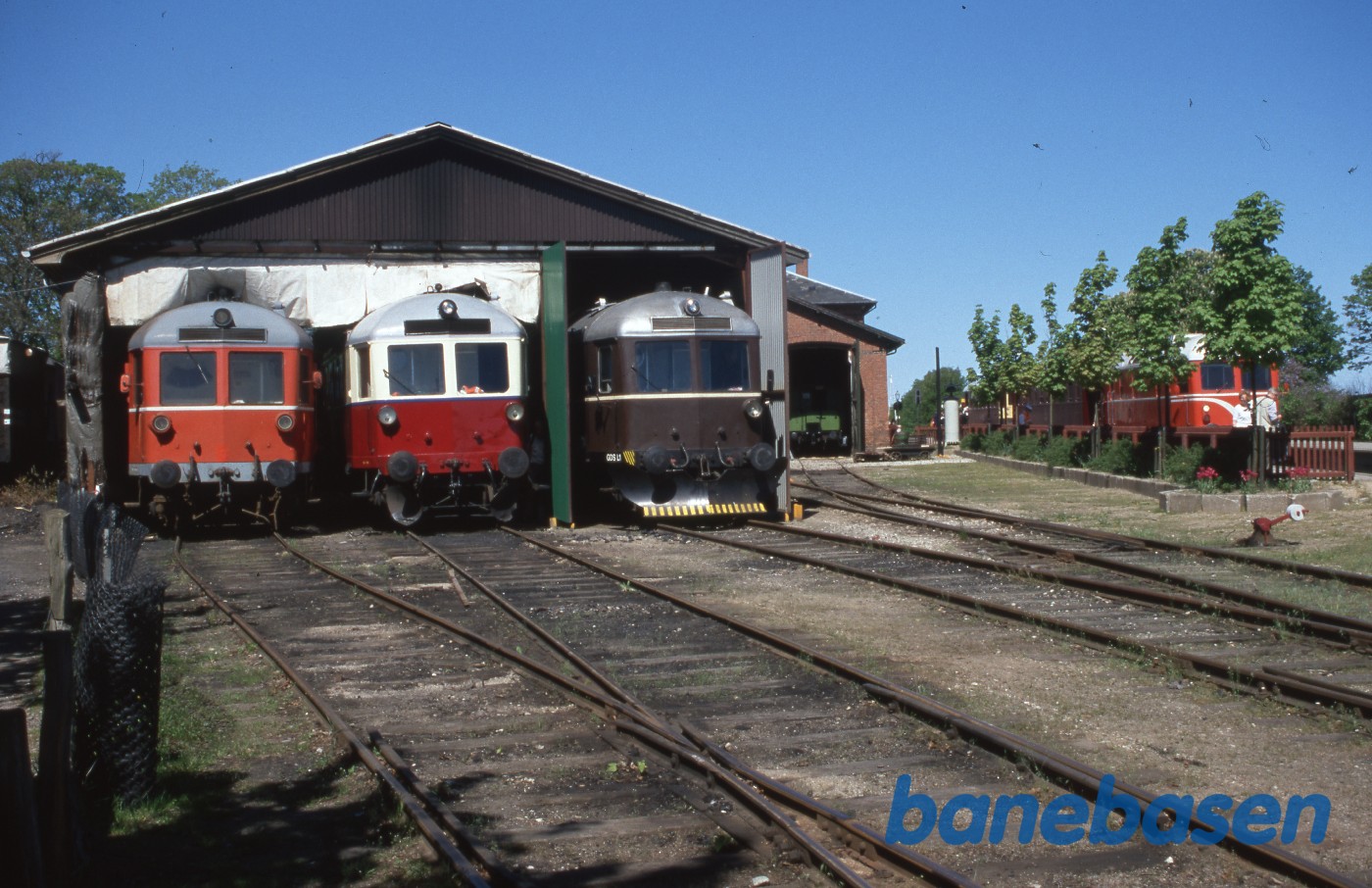 Opstilling af 4 af de 6 lokomotiver lørdag middag. SB M8 - HFHJ M8 - GDS L1. Jubilæumstoget med SB M5 holder klar ved perronen Opstilling af 4 af de 6 lokomotiver lørdag middag. SB M8 - HFHJ M8 - GDS L1. Jubilæumstoget med SB M5 holder klar ved perronen