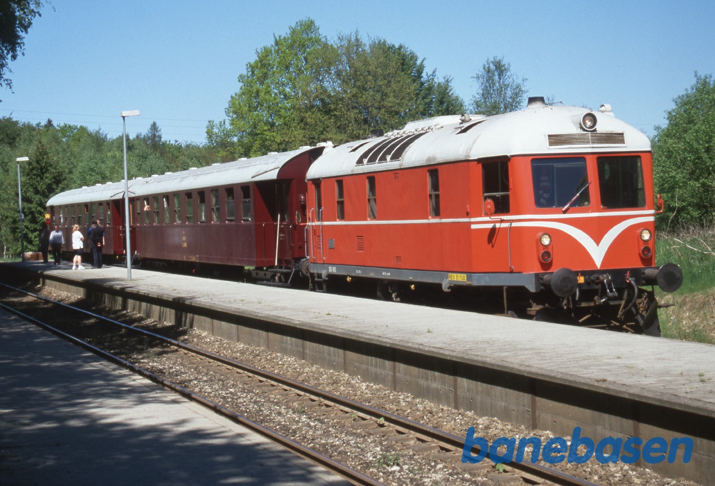 Toget afventer krydsning med Lokaltog Toget afventer krydsning med Lokaltog