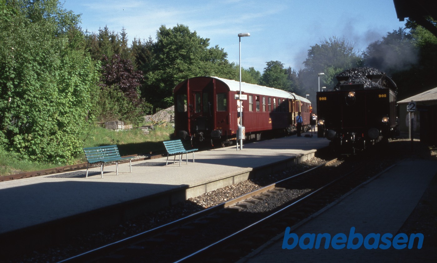 Museumstogs damplokomotiv på vej til Græsted Veterantræf i Græsted Museumstogs damplokomotiv på vej til Græsted Veterantræf i Græsted