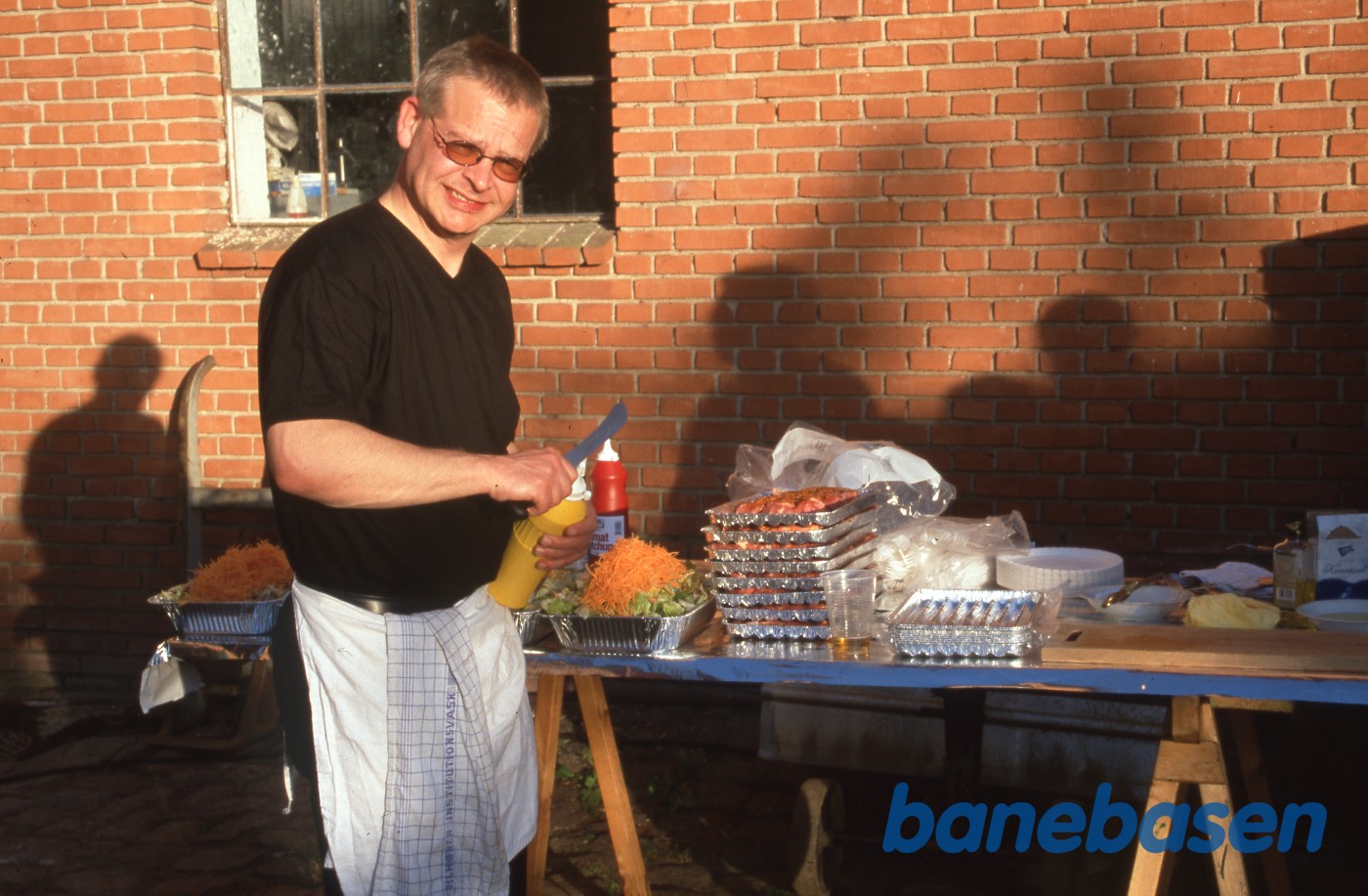 Lørdag aften var der grill mad, her grill chefen i fuld gang Lørdag aften var der grill mad, her grill chefen i fuld gang