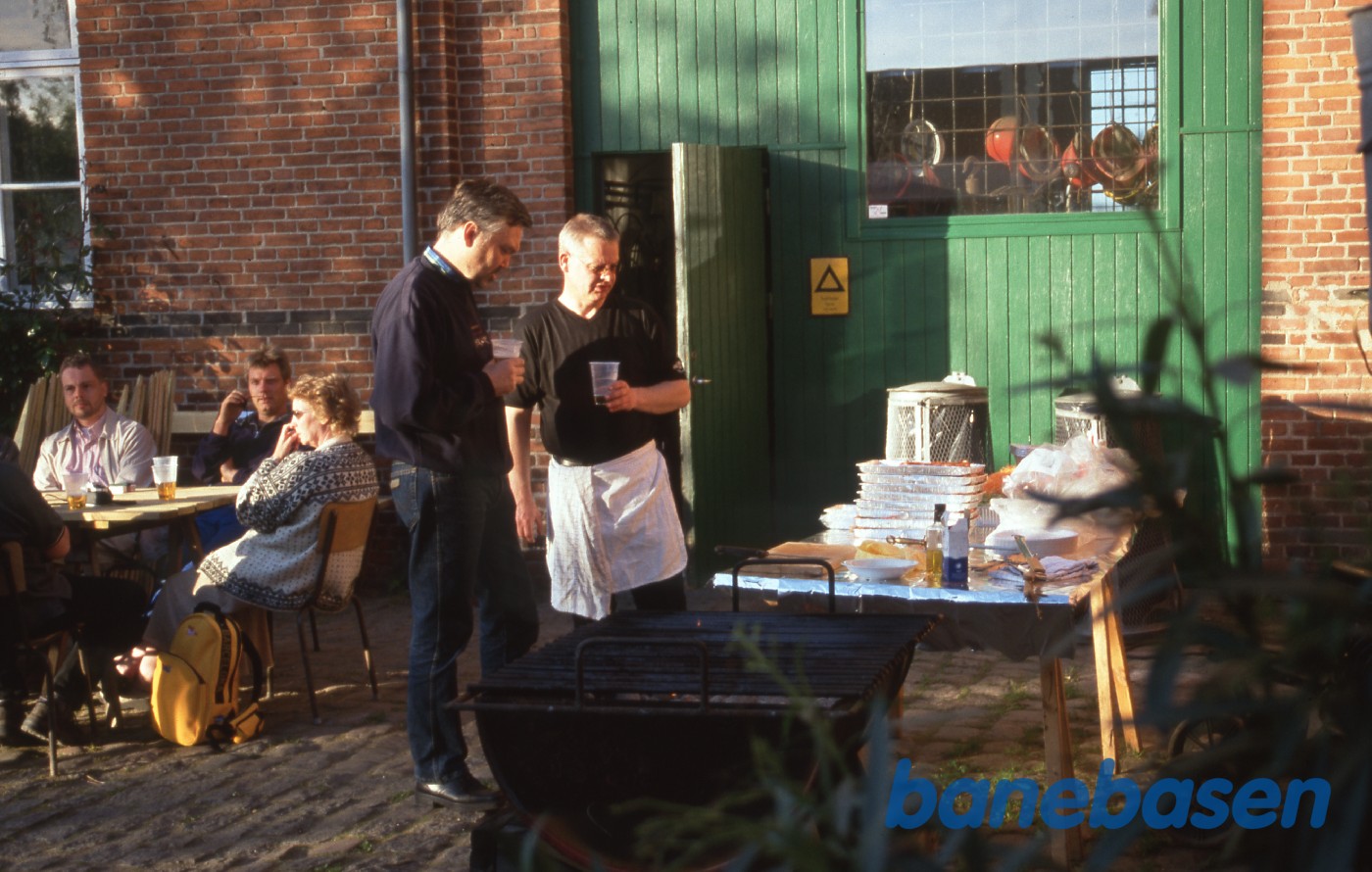 Lørdag aften var der grill mad, her grill chefen i fuld gang Lørdag aften var der grill mad, her grill chefen i fuld gang