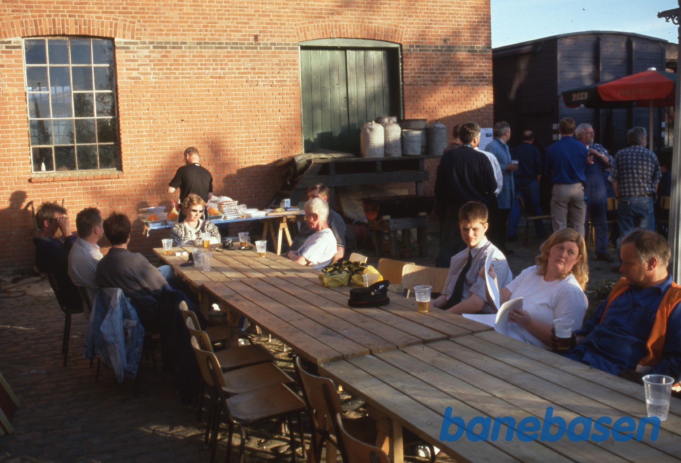 Lørdag aften var der grill mad, her grill chefen i fuld gang Lørdag aften var der grill mad, her grill chefen i fuld gang