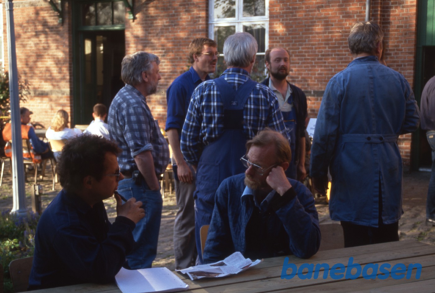 Lørdag aften var der grill mad, her grill chefen i fuld gang Lørdag aften var der grill mad, her grill chefen i fuld gang