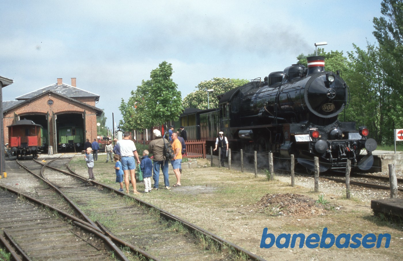 Museumstogs damplokomotiv i bagenden af toget der kører til Gilleleje søndag morgen Museumstogs damplokomotiv i bagenden af toget der kører til Gilleleje søndag morgen