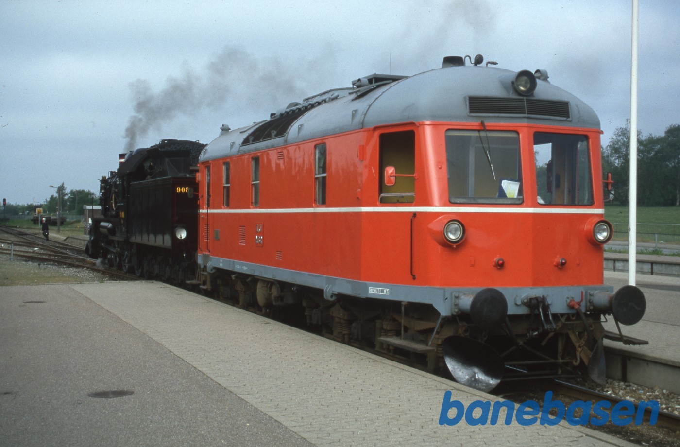 M8 og PR 908 rangerer på stationen M8 og PR 908 rangerer på stationen