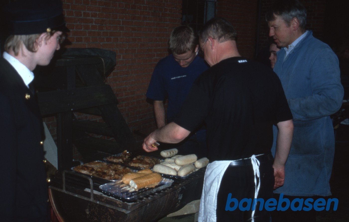 Lørdag aften var der grill mad, her grill chefen i fuld gang Lørdag aften var der grill mad, her grill chefen i fuld gang