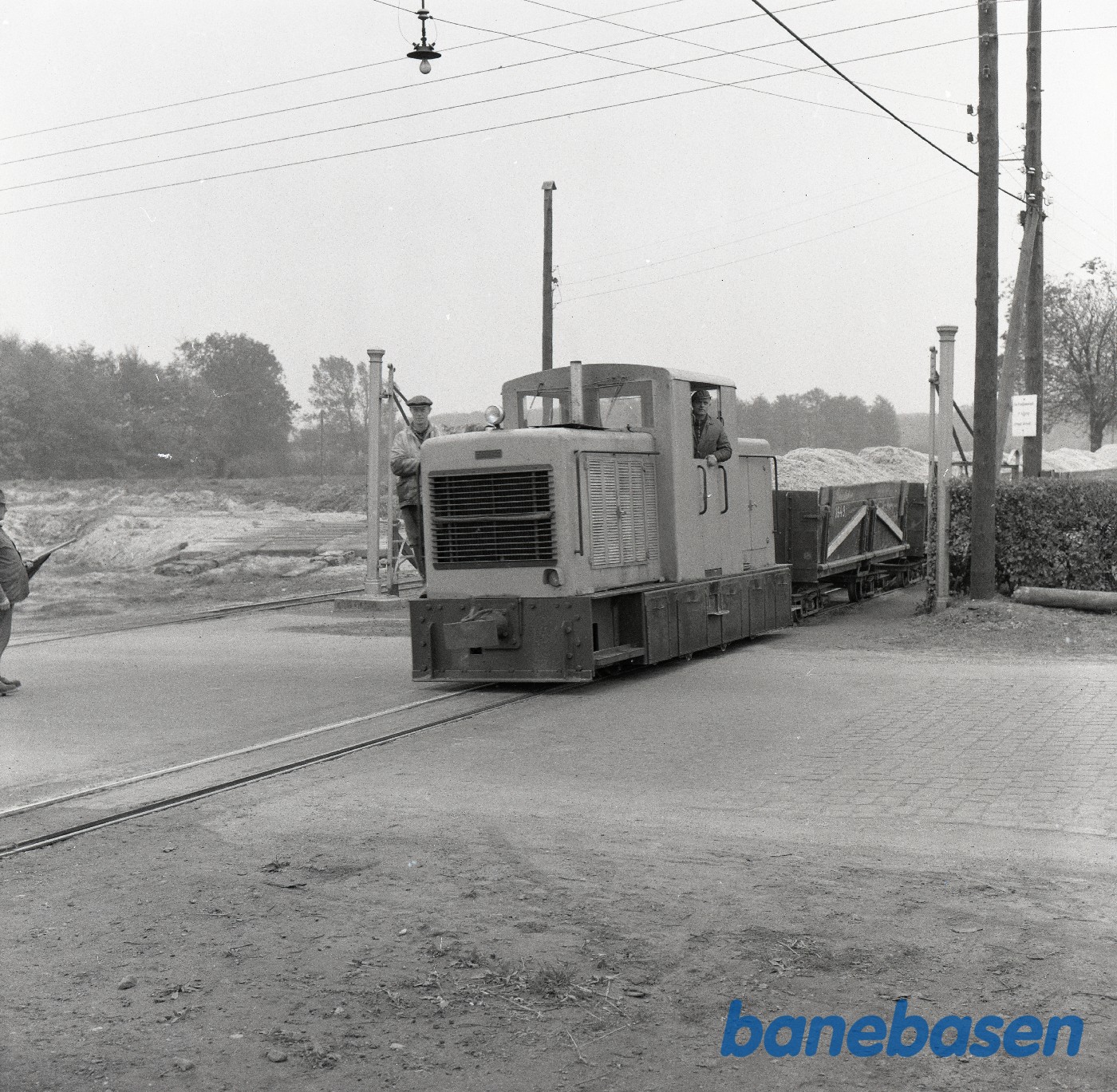 Frichs diesellokomotiv med roetog ved en overskæring Frichs diesellokomotiv med roetog ved en overskæring