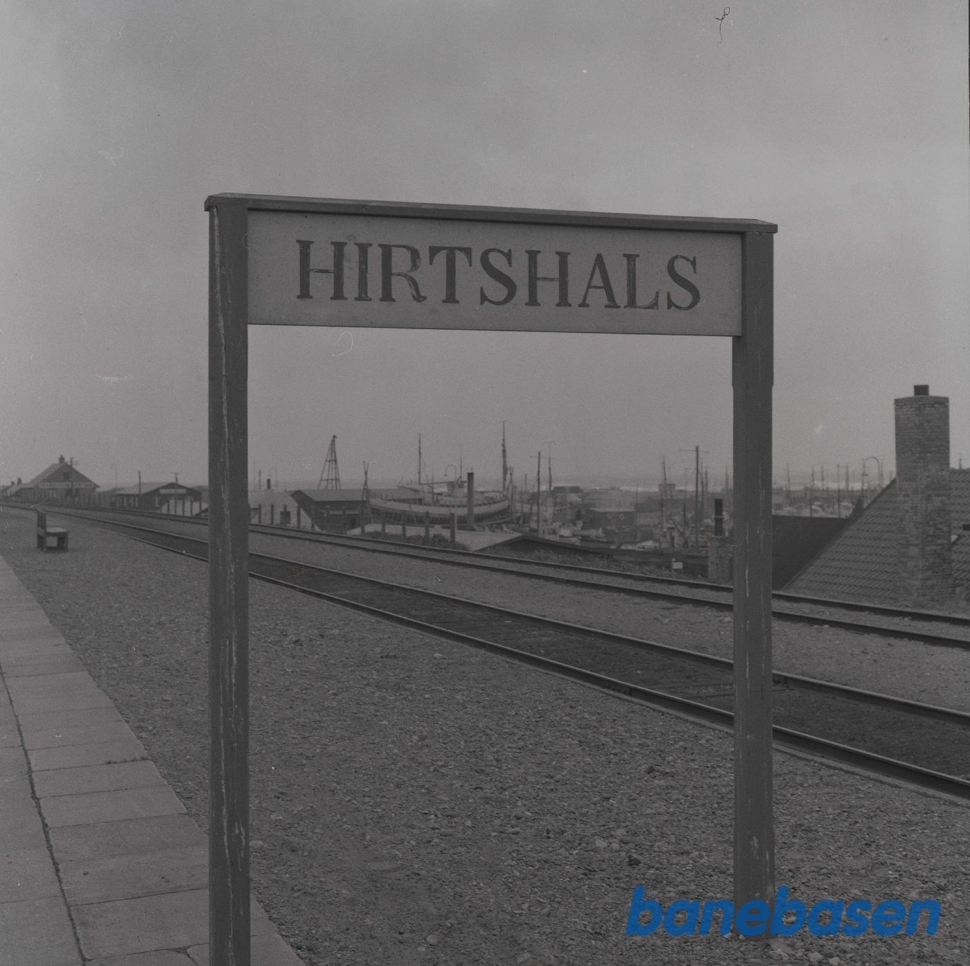 Stationsskilt på Hirtshals station Stationsskilt på Hirtshals station