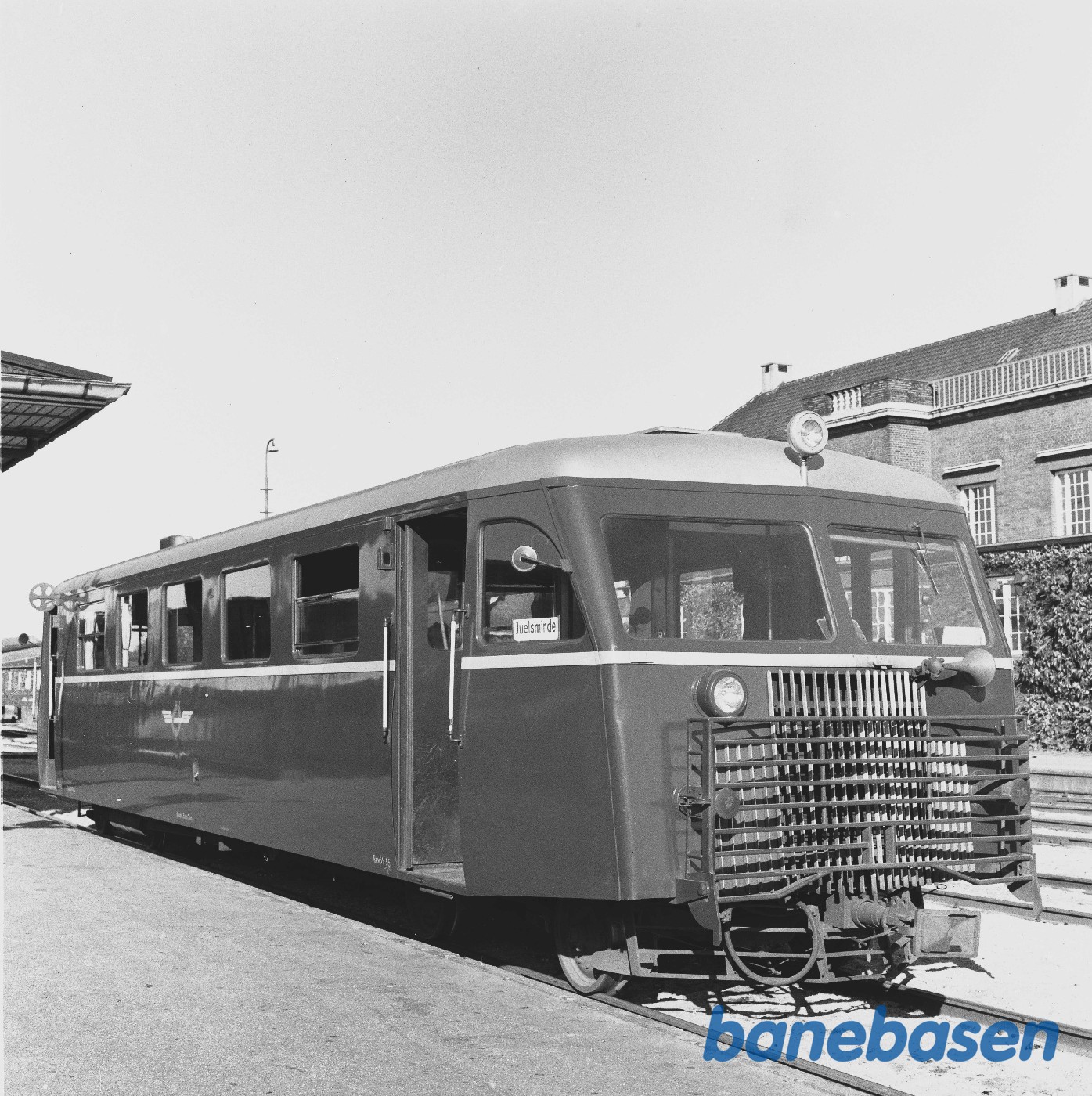 Skinnebus mod Juelsminde holder på Horsens station Skinnebus mod Juelsminde holder på Horsens station