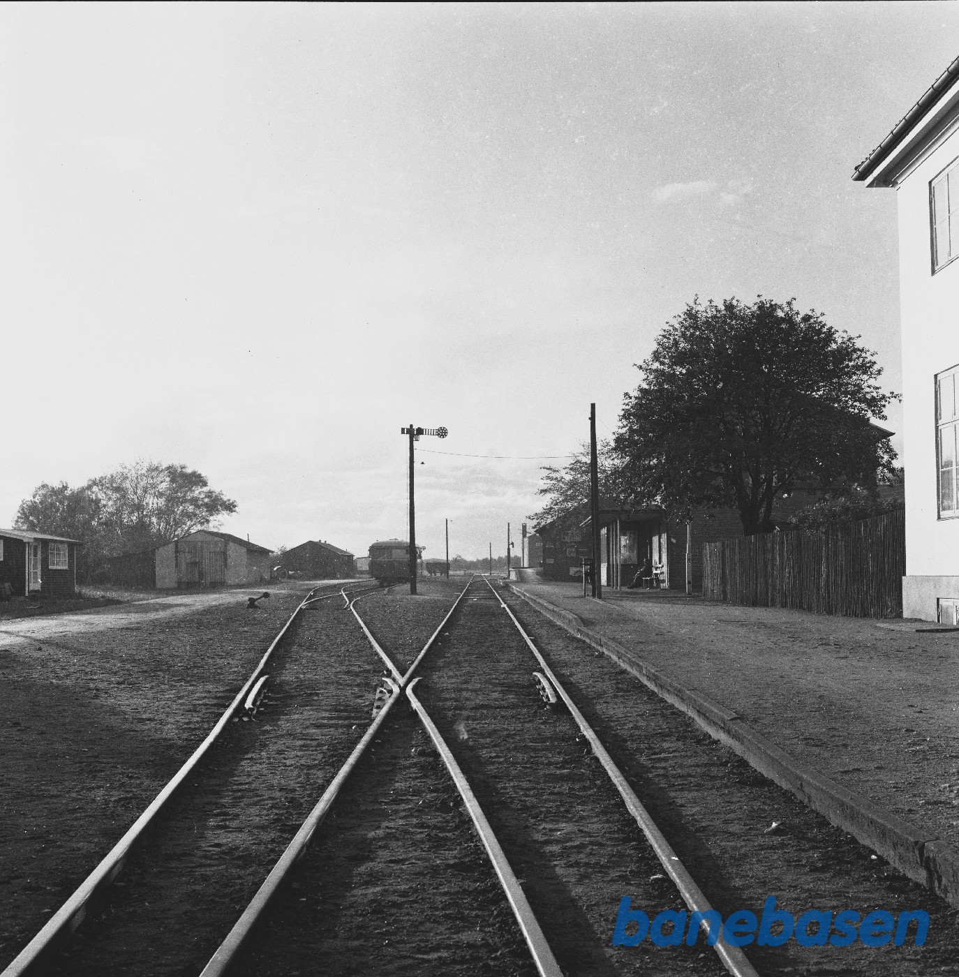 Østbirk station med skinnebus i baggrunden Østbirk station med skinnebus i baggrunden