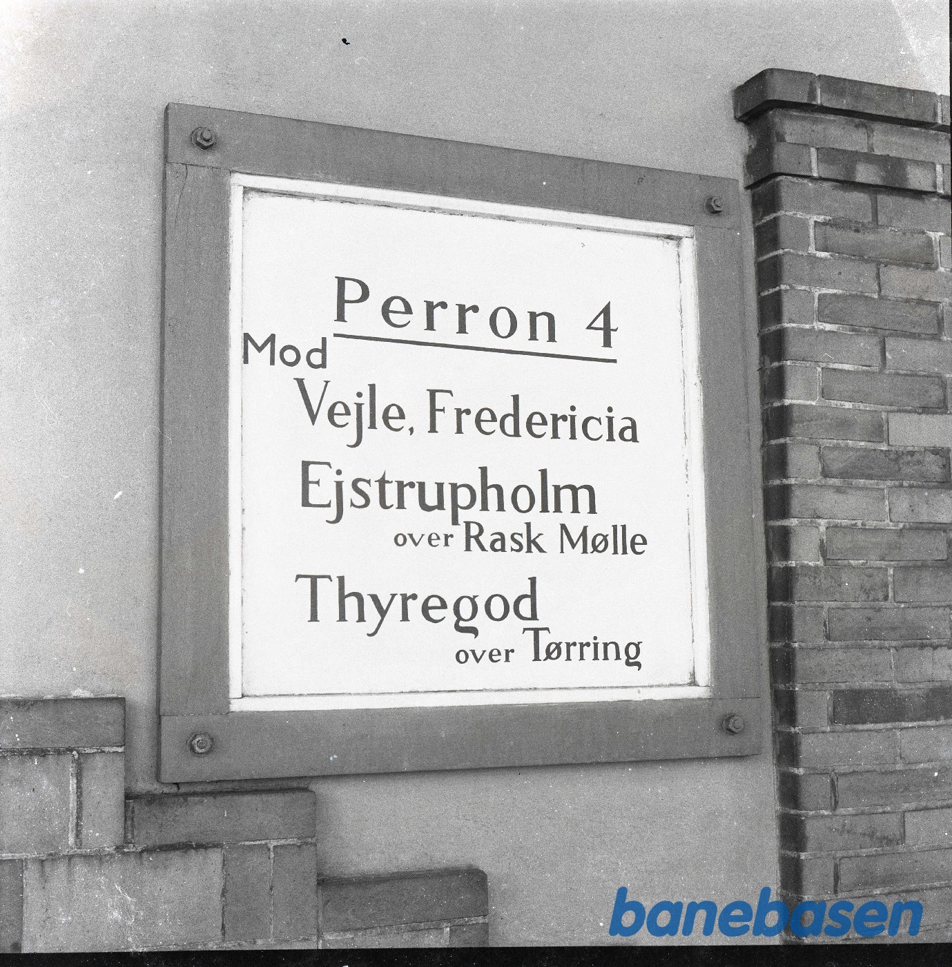 Skilte til perroner på Horsens station Skilte til perroner på Horsens station