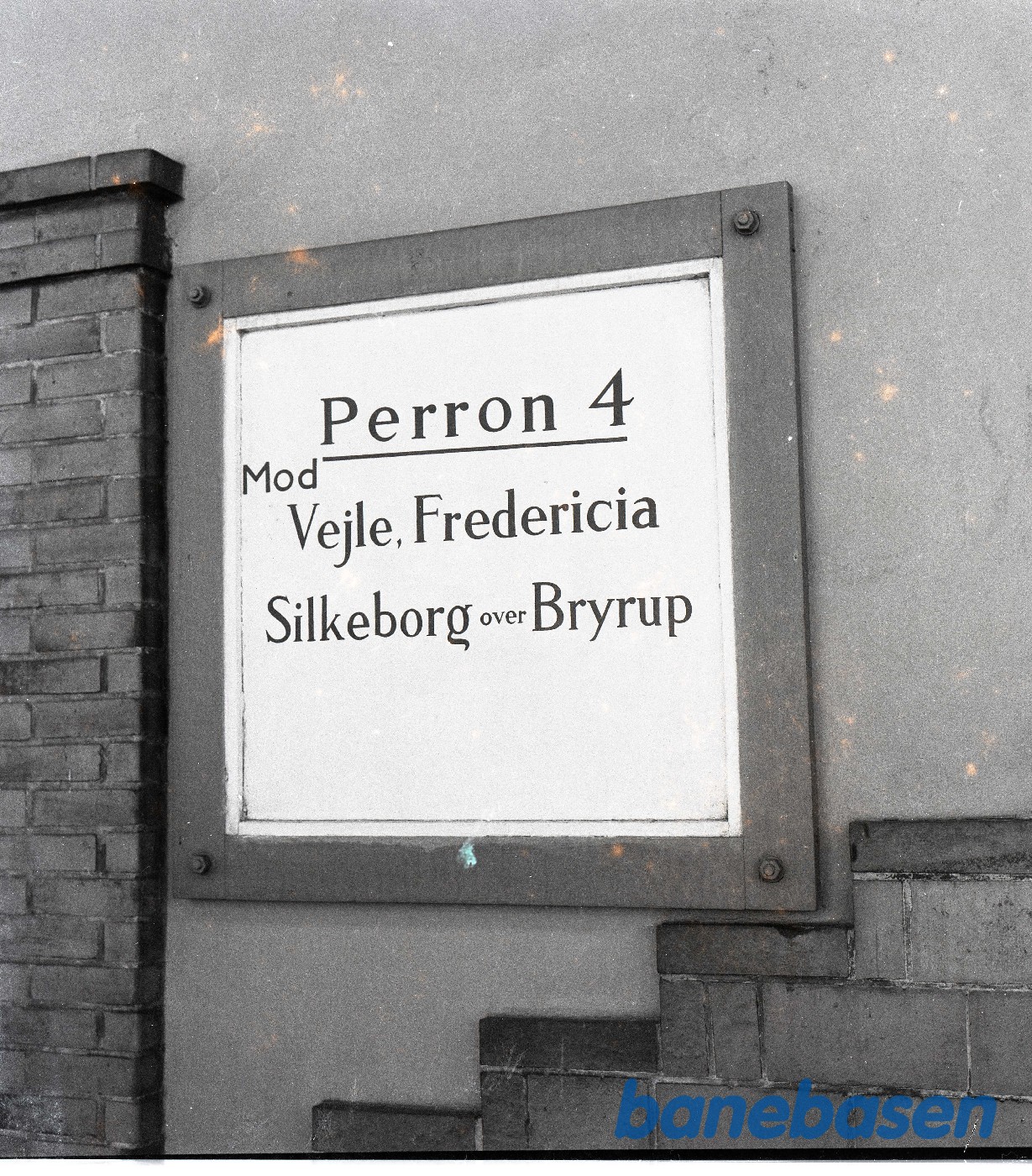 Skilte til perroner på Horsens station Skilte til perroner på Horsens station