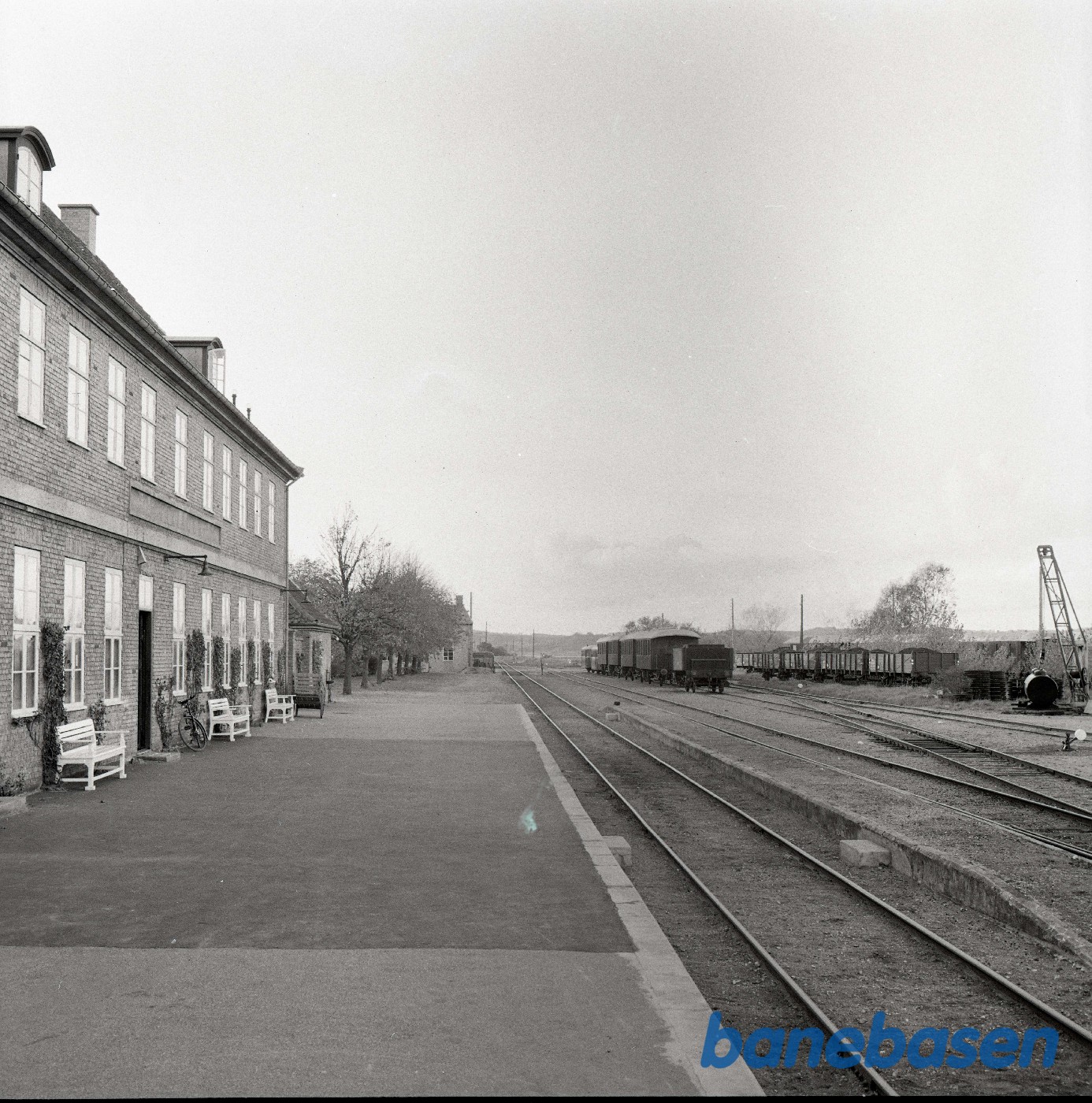 Mariager station set fra jernbanen. Rullende materiel på sideporene Mariager station set fra jernbanen. Rullende materiel på sideporene