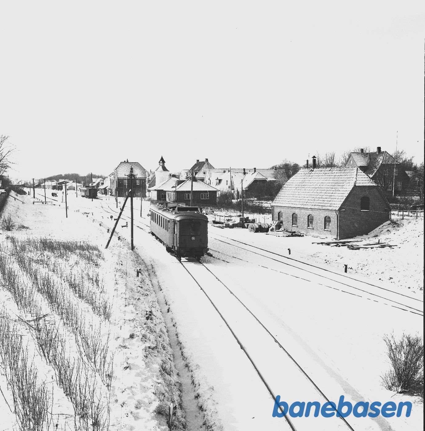 Motorvogn OMB MH 6 om persontog på vej ud af Brenderup station i sne Motorvogn OMB MH 6 om persontog på vej ud af Brenderup station i sne