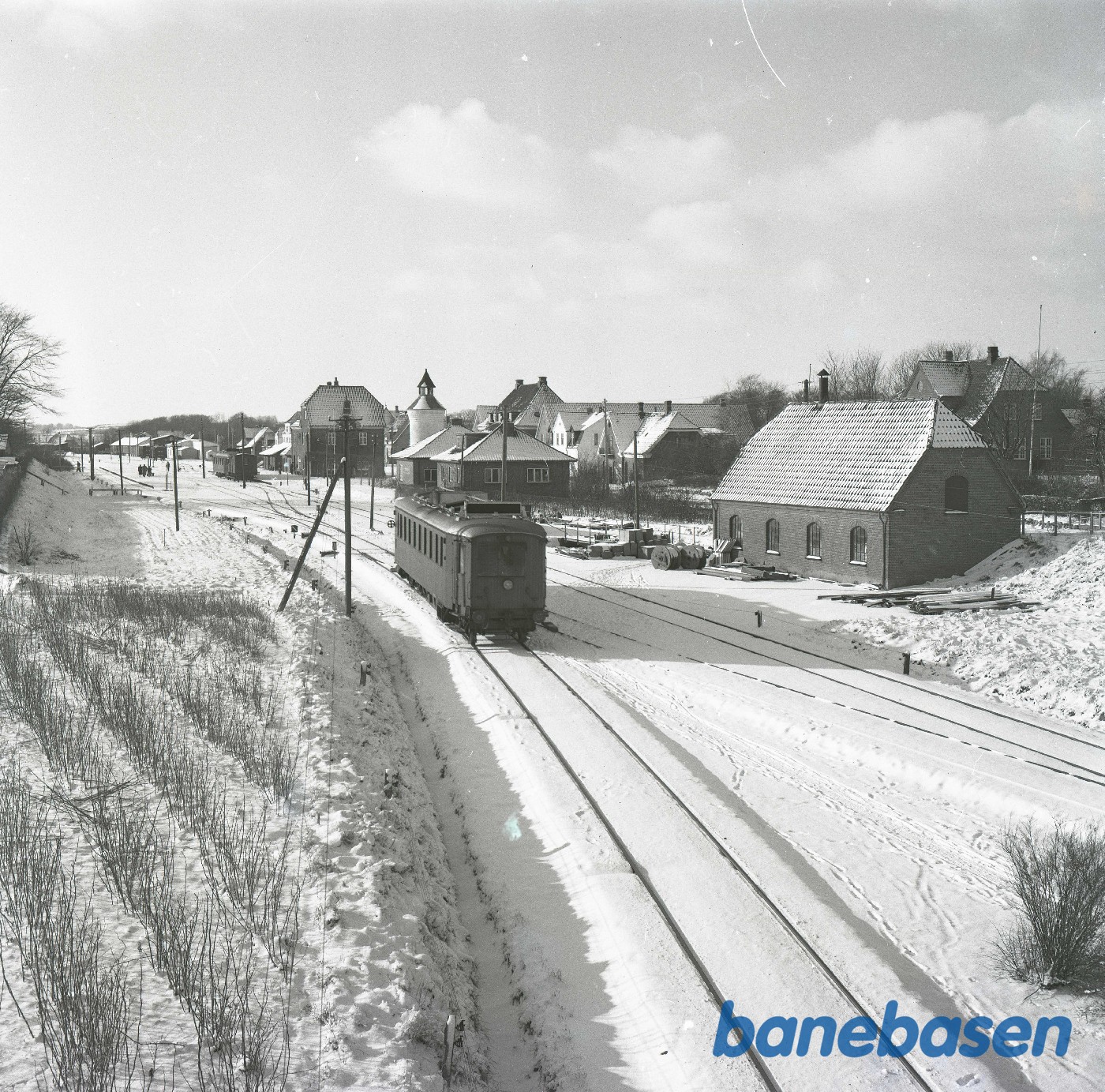 Motorvogn OMB MH 6 om persontog på vej ud af Brenderup station i sne Motorvogn OMB MH 6 om persontog på vej ud af Brenderup station i sne