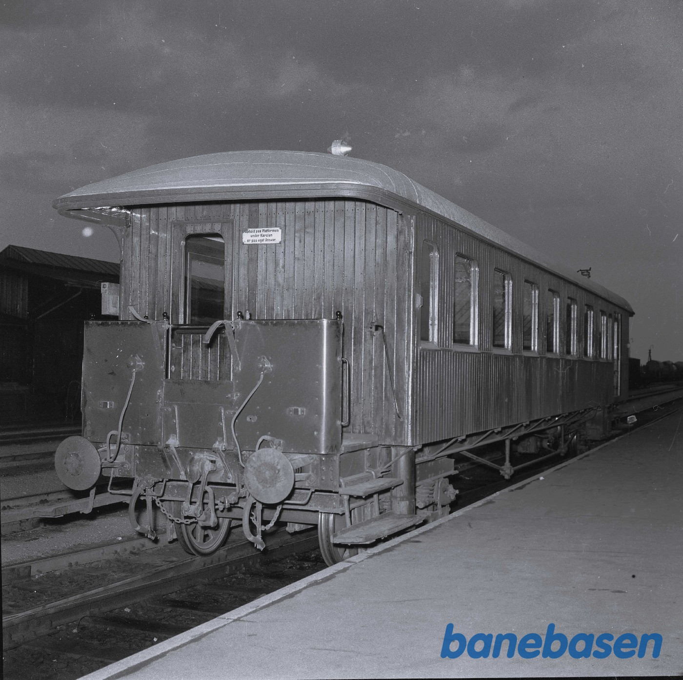 Personvogn på Brenderup station. Enten OMB BE7 eller OKMJ BE 12 Personvogn på Brenderup station. Enten OMB BE7 eller OKMJ BE 12