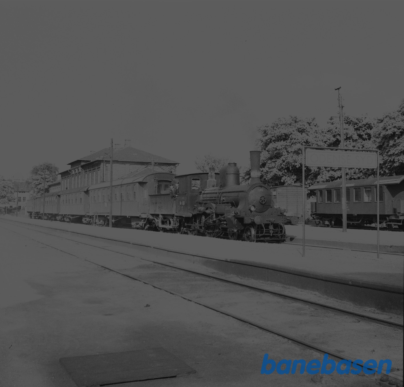 Damplokomotiv A 133 med persontog på Odense syd Damplokomotiv A 133 med persontog på Odense syd