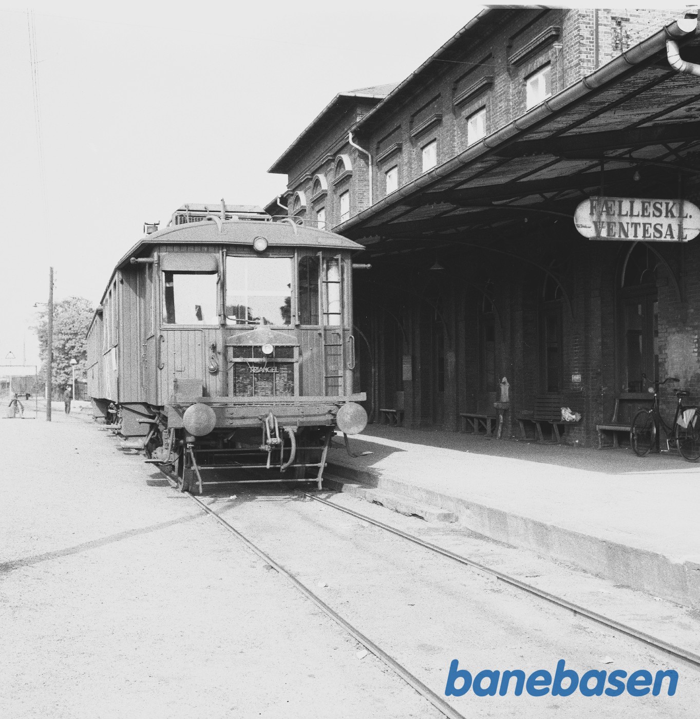 Motorvogn litra MF med persontog på Odense Syd station Motorvogn litra MF med persontog på Odense Syd station