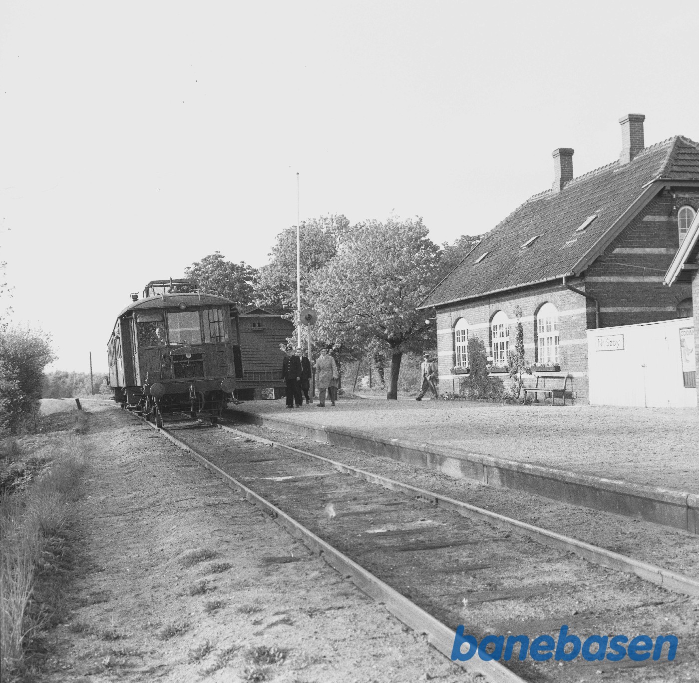 Motorvogn litra MF med persontog på Nørre Søby station Motorvogn litra MF med persontog på Nørre Søby station