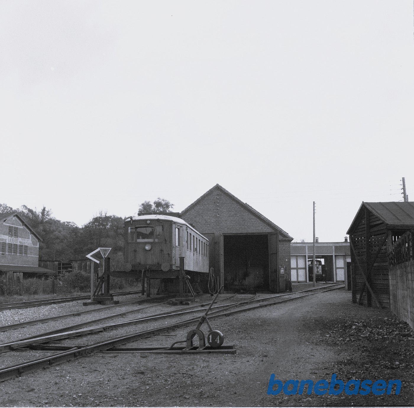 Motorvogn RHJ M 1 løftet ved remisen Motorvogn RHJ M 1 løftet ved remisen