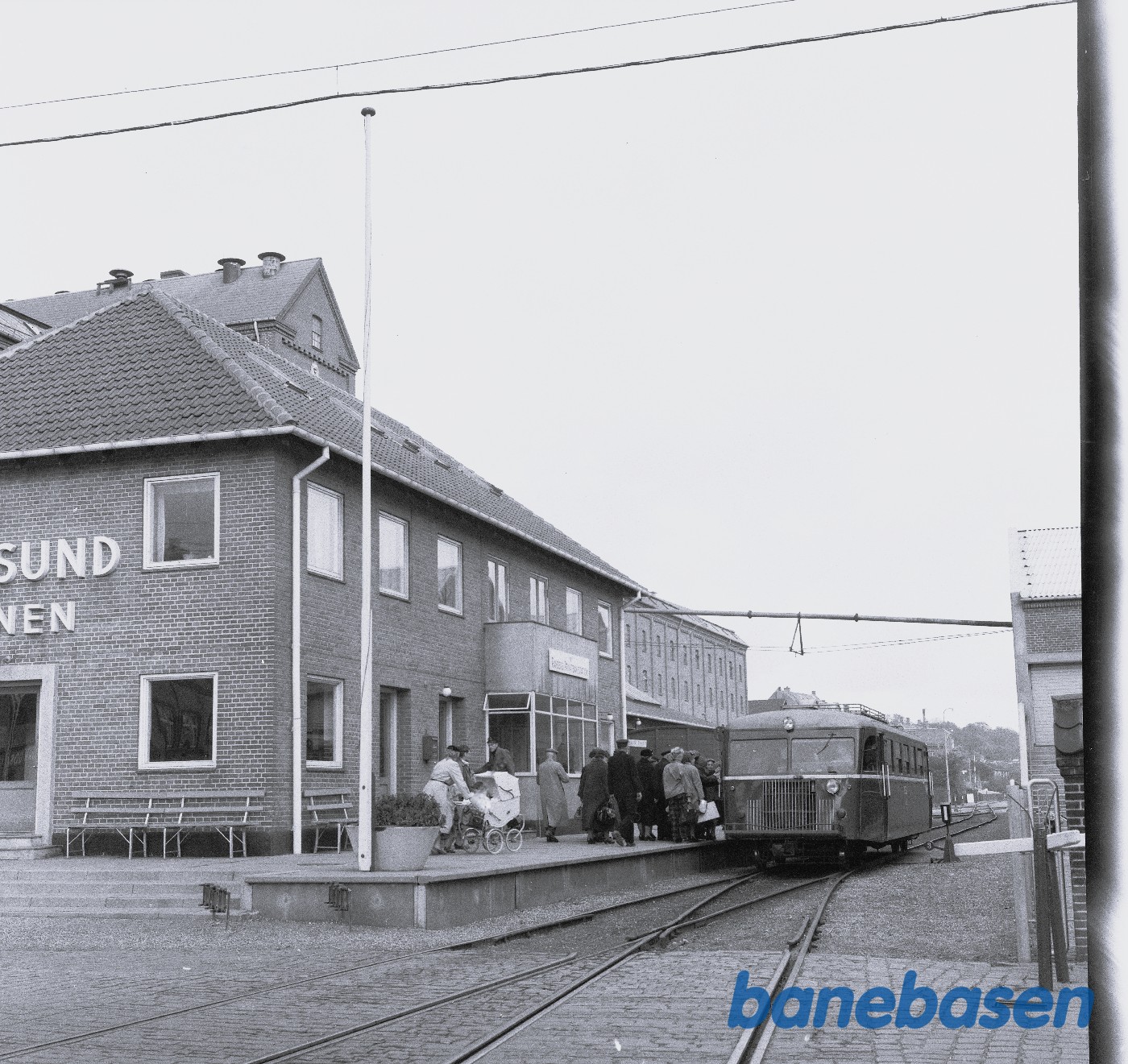 Skinnebustog holder på Randers Privatbanestation. Der er mange der skal med toget Skinnebustog holder på Randers Privatbanestation. Der er mange der skal med toget