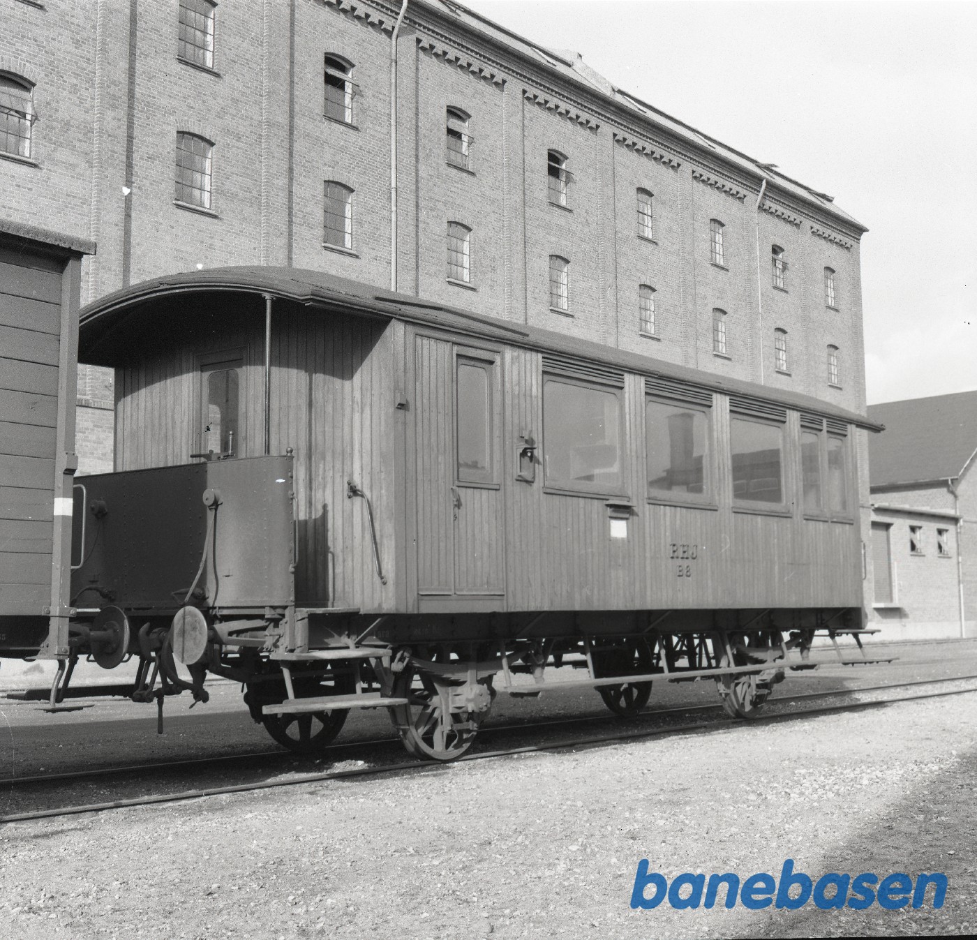 Personvogn RHJ B 8 holder på Randers Privatbanegård Personvogn RHJ B 8 holder på Randers Privatbanegård