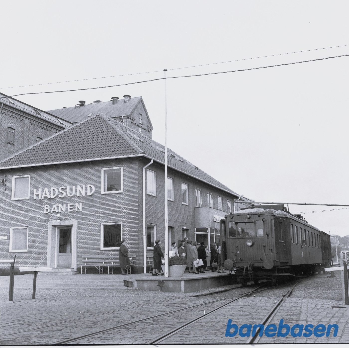 Motorvogn RHJ M 2 holder på Randers Privatbanegård for passagerudveksling. Motorvogn RHJ M 2 holder på Randers Privatbanegård for passagerudveksling.