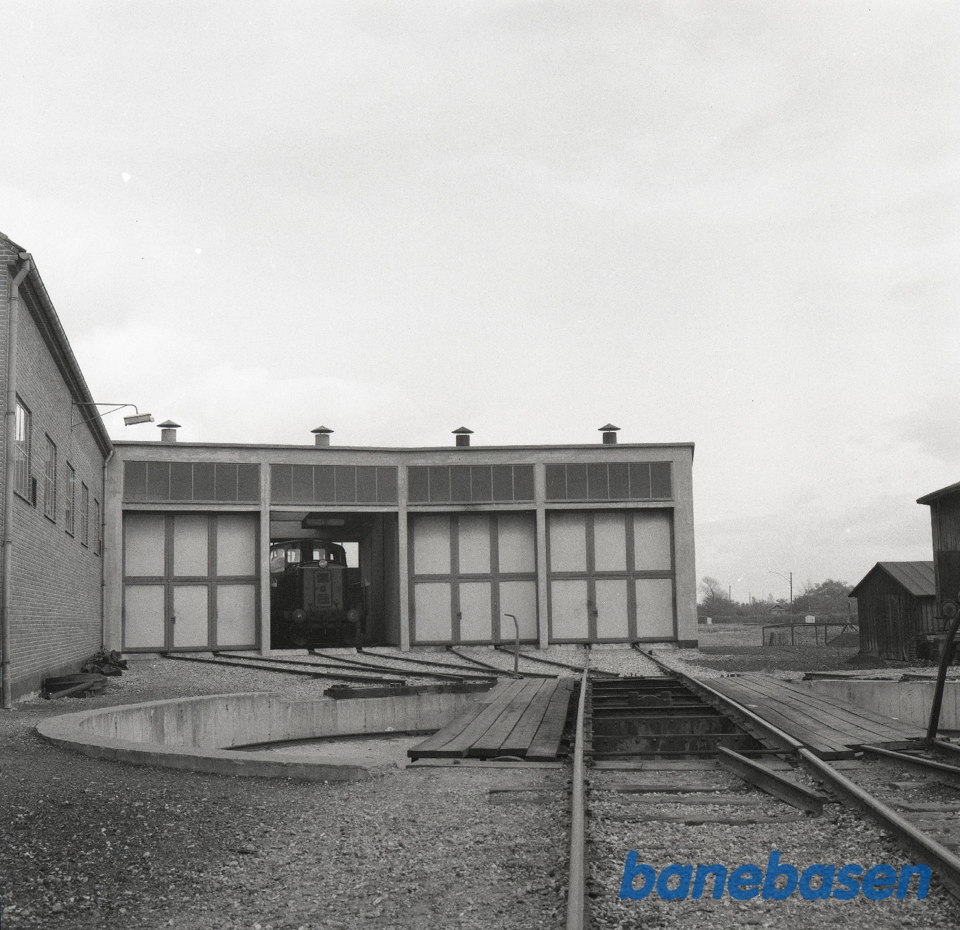 RHJ remise i Randers. Diesellokomotv DJ 41 holder i remisen RHJ remise i Randers. Diesellokomotv DJ 41 holder i remisen