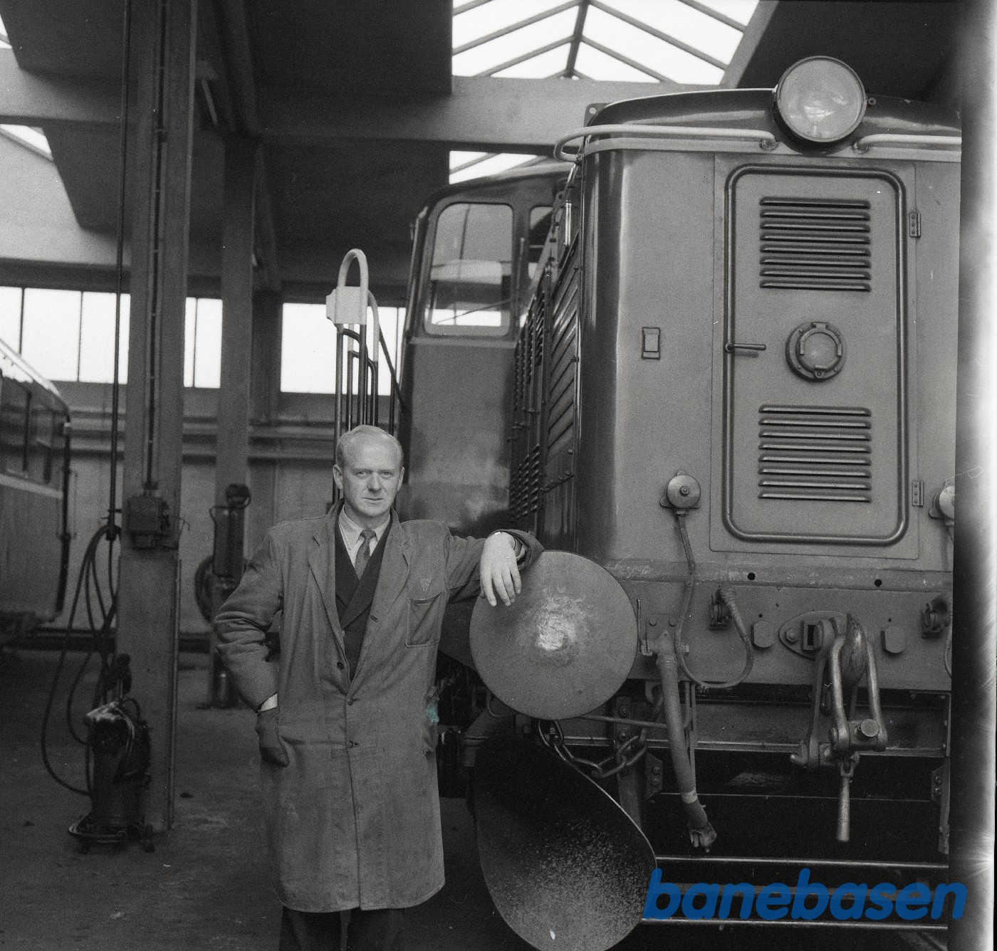 Motorlokomotiv RHJ DL 41 i remisen. Værkmesteren poserer Motorlokomotiv RHJ DL 41 i remisen. Værkmesteren poserer
