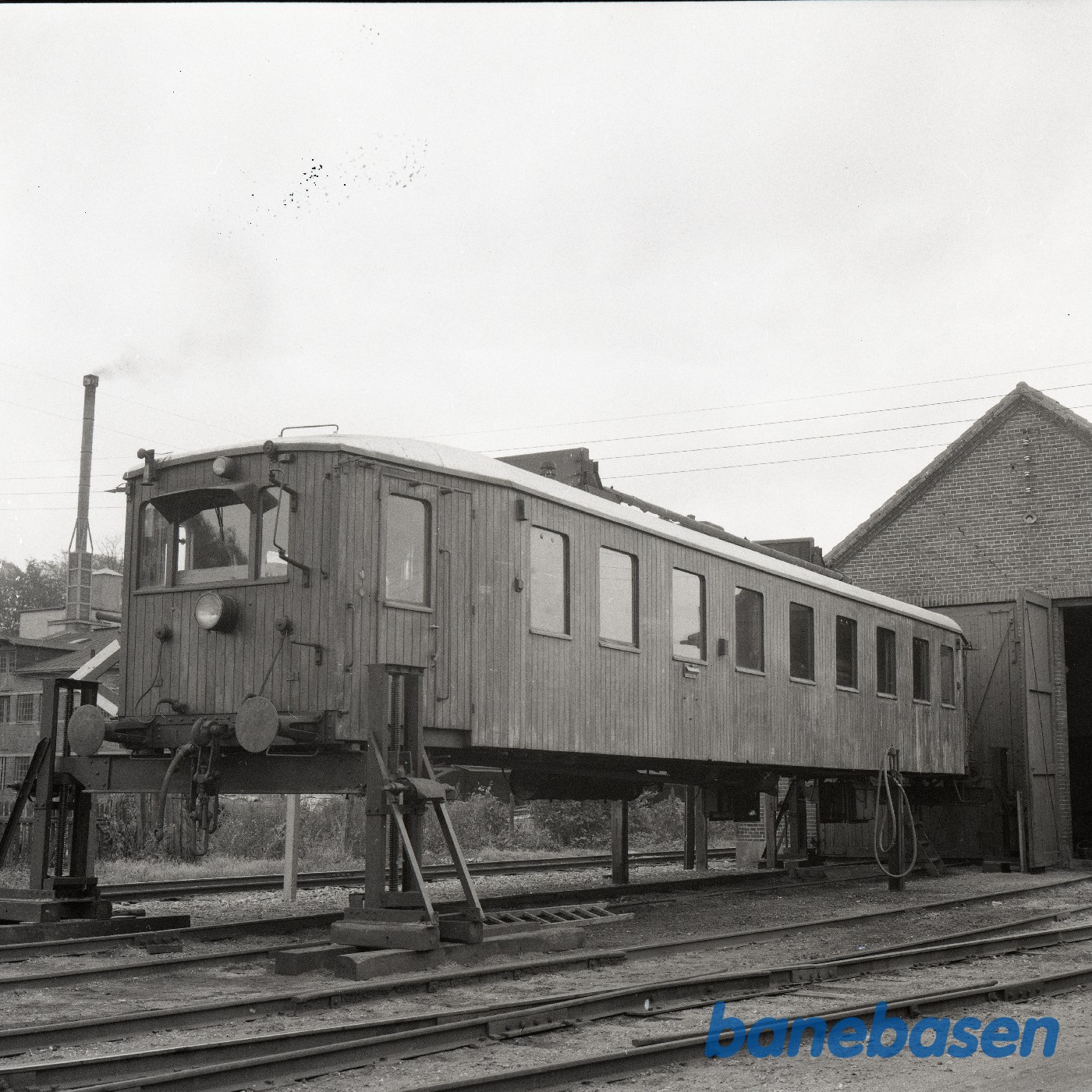 Motorvogn RHJ M 1 løftet ved remisen Motorvogn RHJ M 1 løftet ved remisen