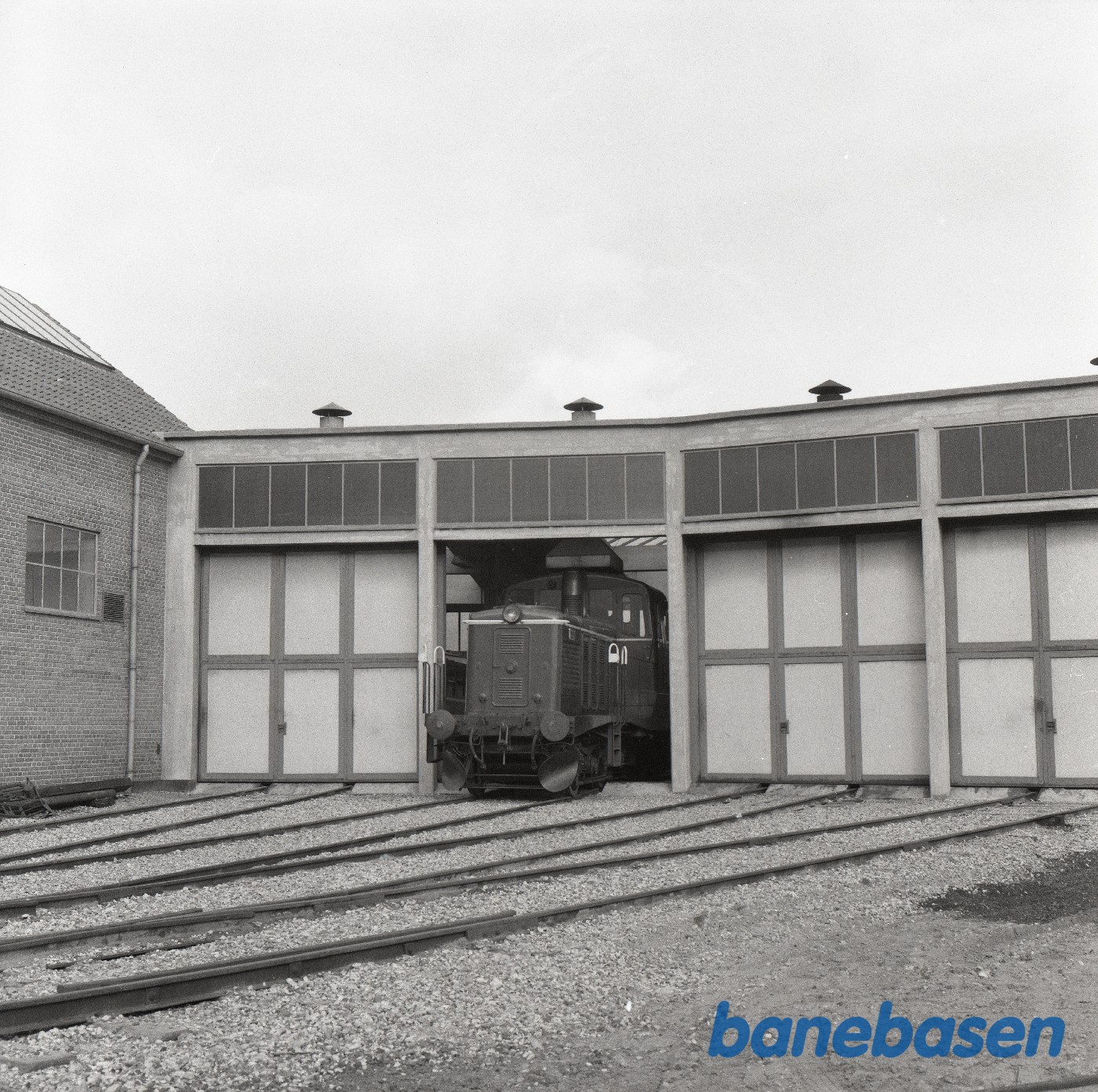 Motorlokomotiv RHJ DL 41 udenfor remisen Motorlokomotiv RHJ DL 41 udenfor remisen