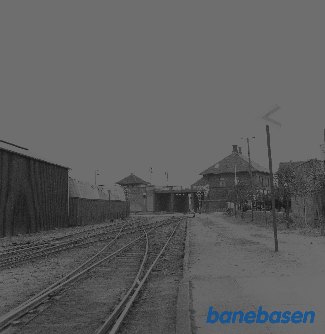 Nørresundby Havnestation ligger bag fotografen. Bygningen på billedet er told- og havnekontoret Nørresundby Havnestation ligger bag fotografen. Bygningen på billedet er told- og havnekontoret