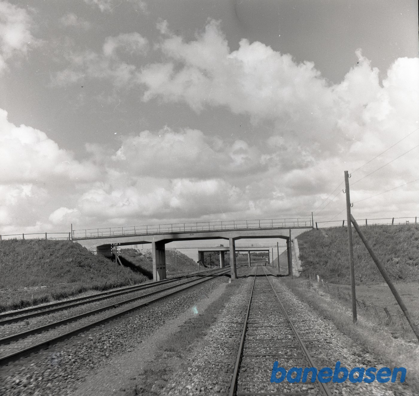 Strækningen ved Aalborg. Sporet til højre kommer nede fra Aalborg Østhavn Strækningen ved Aalborg. Sporet til højre kommer nede fra Aalborg Østhavn