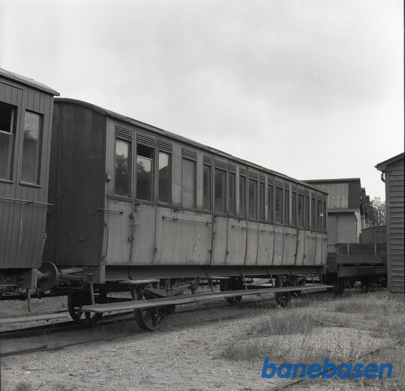 Personvogn VVGJ B 10 på Vejle Nord station Personvogn VVGJ B 10 på Vejle Nord station